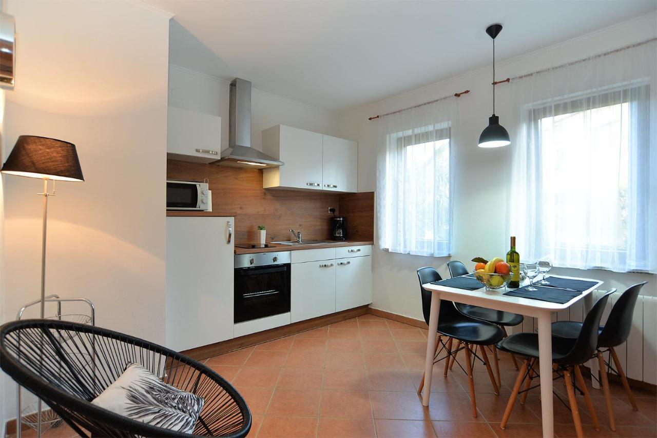 Apartments Marija 1089 ポレッチ エクステリア 写真